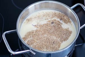 Mit Milch, Zucker und Salz aufgießen.