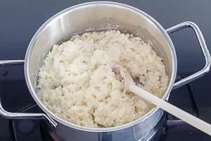 Milchreis noch einmal umrühren und abschmecken.