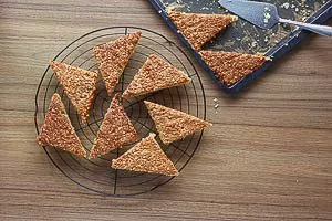 Die Nussecken auf dem Gitter auskühlen lassen.