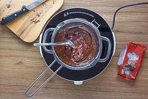 Schokolade im Wasserbad schmelzen.