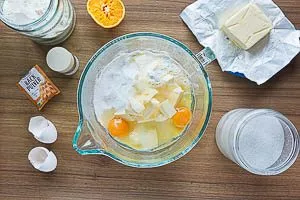 Mürbeteig in der Küchenmaschine zubereiten.