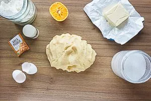 Teig mit den Händen verkneten.