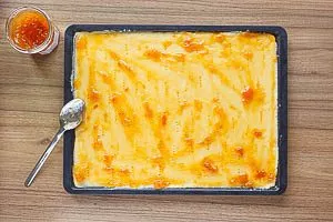 Teig mit Konfitüre bestreichen.