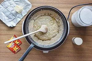 Zutaten für den Belag in der Pfanne aufkochen.