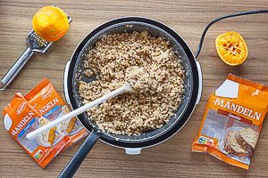 Nüsse, Orangensaft und -schale zugeben.