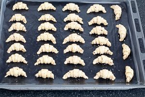 Nusshörnchen auf ein Backblech geben und für 12 bis 15 Minuten backen