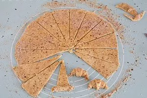 Tortenst&uuml;cke von der breiten Seite aufrollen und zu H&ouml;rnchen formen