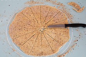 Mit dem Messer Teig in 16 Stücke teilen