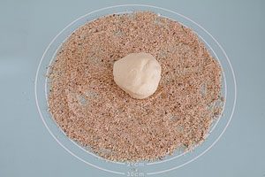 Zucker-Nuss-Mischung verteilen und die erste Hälfte des Teiges darauf ausrollen