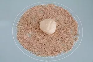 Zucker-Nuss-Mischung verteilen und die erste H&auml;lfte des Teiges darauf ausrollen