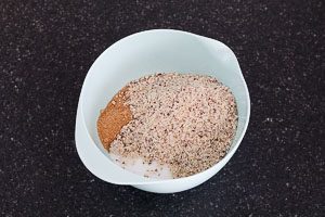 Weißen Zucker, braunen Zucker und gemahlene Haselnüsse vermengen