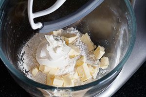 Frischkäse, Butter und Mehl zu einem Teig verarbeiten