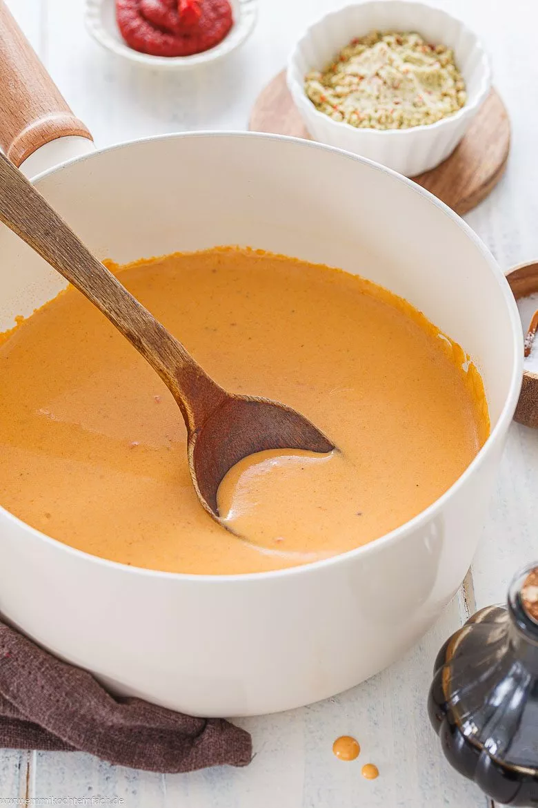 Braune Soße mit Sahne zu Fleisch oder Braten