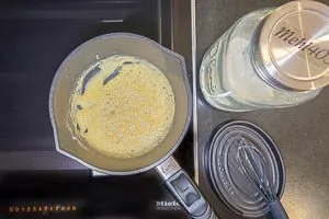 Mehl hinzufügen und leicht bräunen lassen.