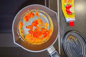 Tomatenmark mit anrösten lassen.