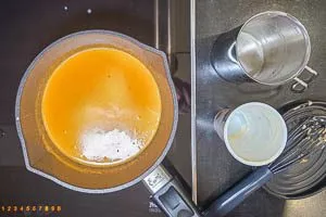 Mit Brühe und Sahne ablöschen.