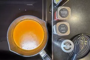 Gewürze zur Brühe hinzufügen.