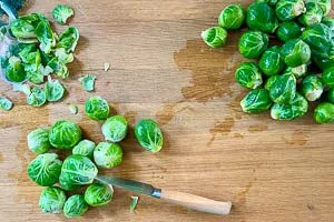 Rosenkohl waschen, welke Blätter entfernen und den Strunk abschneiden