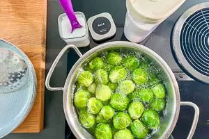 Rosenkohl im Topf mit kaltem Wasser aufgießen und zum Kochen bringen