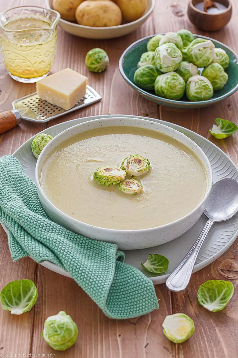 Suppenteller mit Rosenkohl