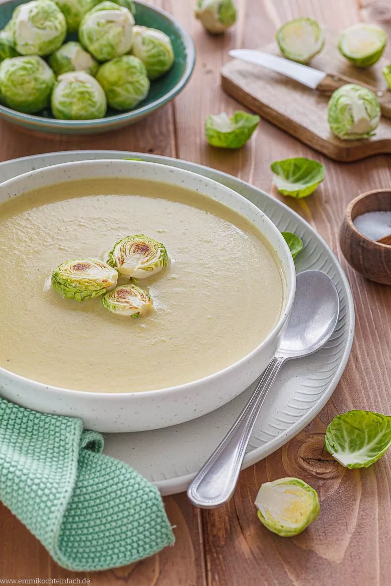 Rosenkohlsuppe frisch gekocht auf einem Teller serviert