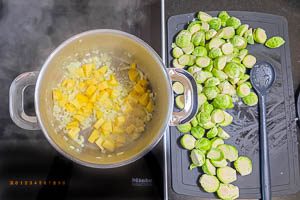 Zwiebeln und Kartoffelwürfel in Butterschmalz anbraten