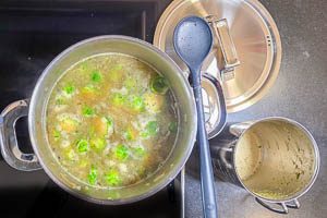 Gemüsebrühe in den Topf geben