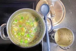 Gemüsebrühe in den Topf geben