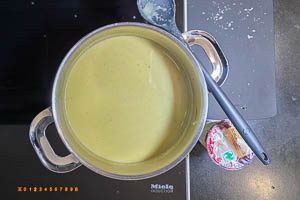 Sahne und Parmesan einrühren