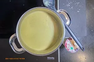 Sahne und Parmesan einrühren