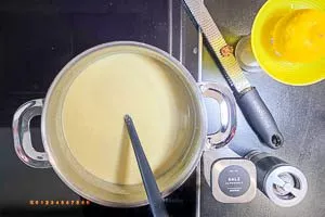 Rosenkohlsuppe mit Zitronensaft, Salz, Pfeffer und Muskat abschmecken