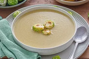 Rosenkohlsuppe warm servieren