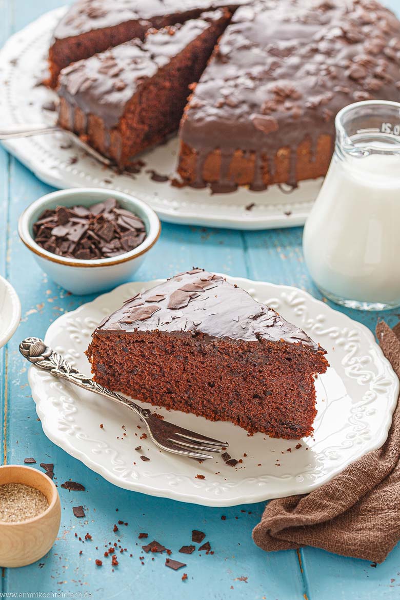 Kuchen mit Schokoglasur aus der Springform