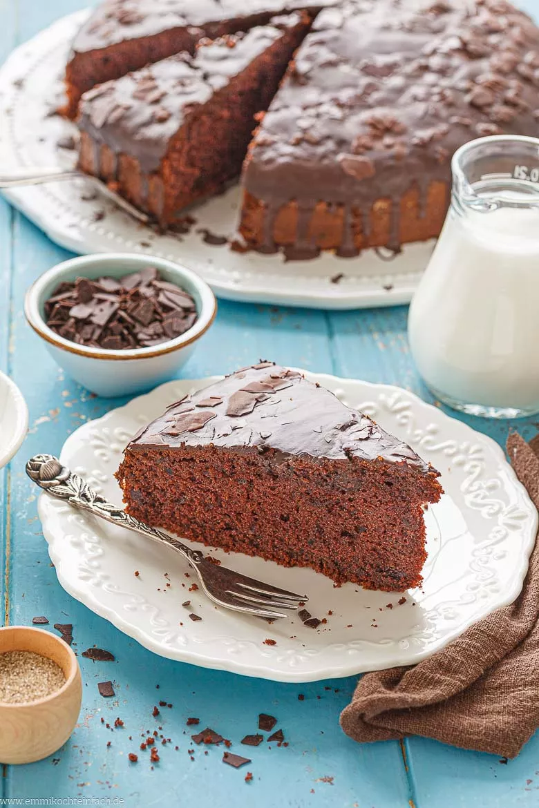 Kuchen mit Schokoglasur aus der Springform