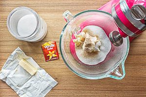 Zucker und Butter aufschlagen.