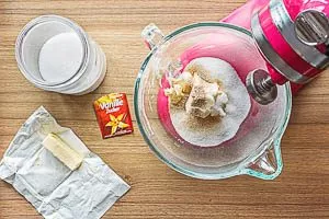 Zucker und Butter aufschlagen.