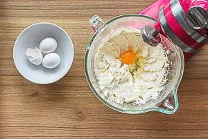 Eier einzeln unter die Masse geben.