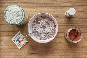 Mehl, Backpulver, Kakao und Salz vermengen.