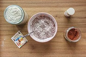 Mehl, Backpulver, Kakao und Salz vermengen.