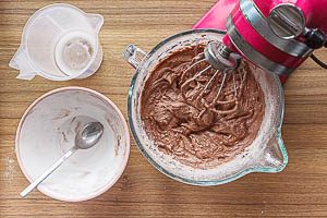 Trockene mit nassen Zutaten vermengen.