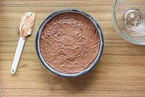 Teig in Form füllen.