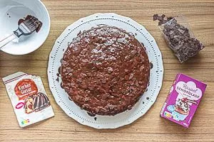 Kuchen glasieren und mit Streuseln belegen.