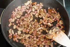 Schinken und Champignons in Butter anrösten