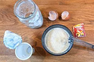 Sahne, Eigelbe, Speisestärke und Vanillezucker in einer Schüssel verquirlen