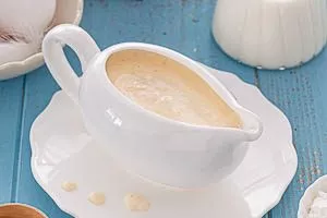 Warme Vanillesoße in einem Soßenkännchen servieren