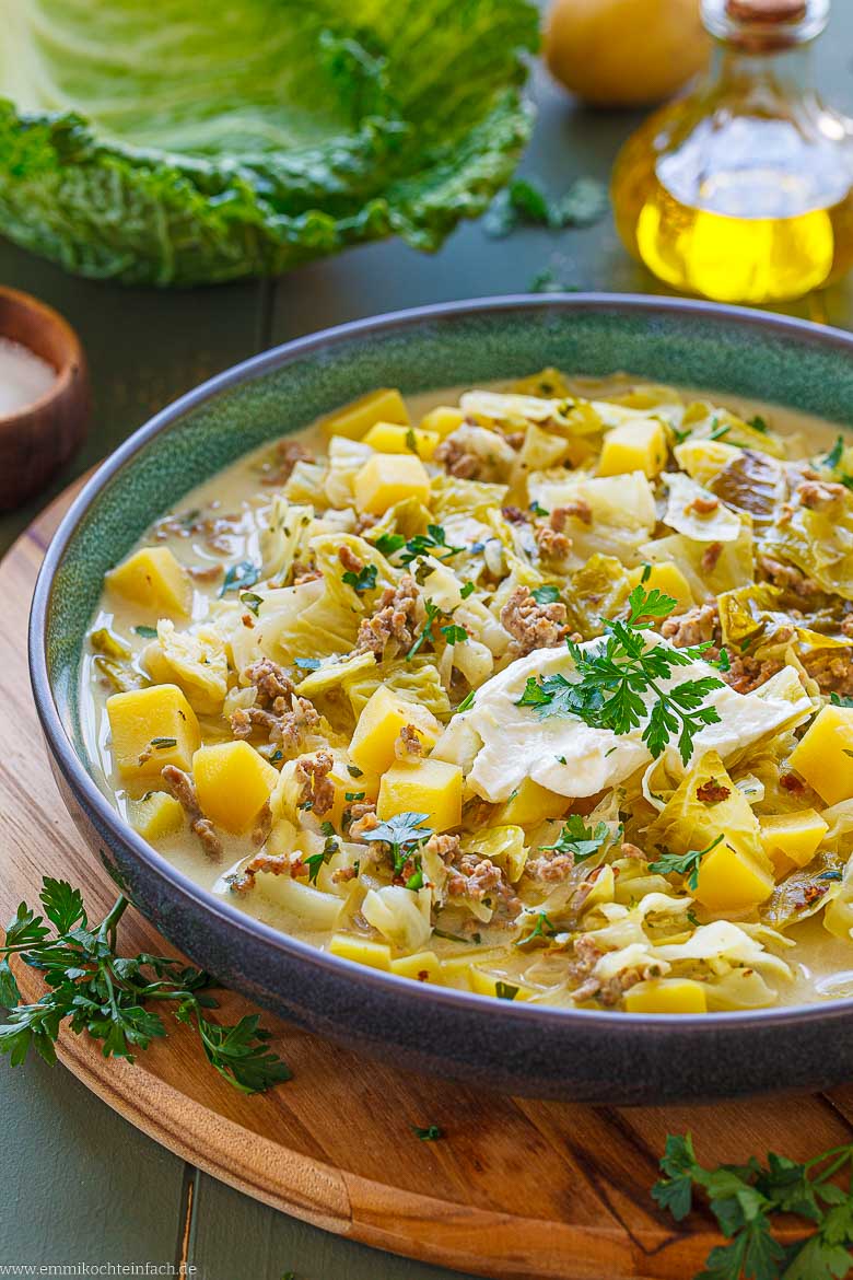 One-Pot-Gericht mit Kartoffeln, Kohl und Hackfleisch