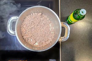 Hackfleisch im Topf mit Öl anbraten
