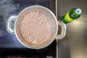Hackfleisch im Topf mit Öl anbraten