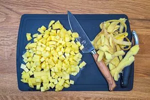 Kartoffeln schälen und würfeln