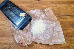 Parmesan fein reiben